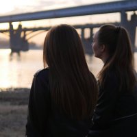 Девушки на набережной, закат :: Антон Иванов