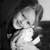 Девочка с кроликом :: Александр Алексеев