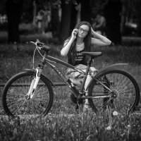 Девушка, велосипед и телефон... :: Сергей Кичигин