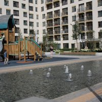 Современный двор с детской площадкой и фонтаном :: Олег Афанасьевич Сергеев
