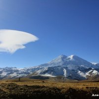 Лентикулярное облако над Эльбрусом :: Александр Богатырёв