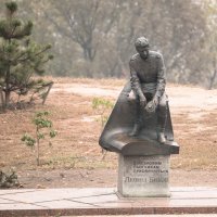 Памятник  Леониду Быкову в парке Слава :: Олег 