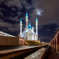 Казанский Кремль, мечеть Кул-Шариф и луна :: Игорь Иванов