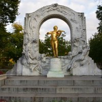 Австрия.. Вена. Позолоченный Памятник Иоганну Штраусу II :: Galina Leskova