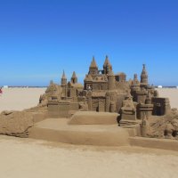 Песчаный замок на пляже :: Алексей Р.