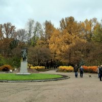 Девушка с цветами, встречающая победителей. Скульптура в Приморском парке Победы :: Елена Павлова (Смолова)