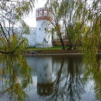 Башня монастыря с отражением :: Лидия Бусурина