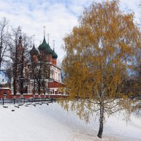 Когда осень уходит красиво... В Ярославле, возле церкви Михаила Архангела :: Николай Белавин