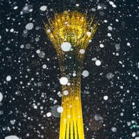 Осенний снегопад у монумента Байтерек (Астана,КЗ) :: Александр (sanchosss) Филипенко