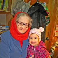 Бабушка и внучка... :: Vladimir Semenchukov