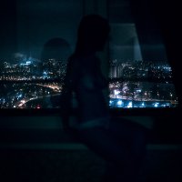 Голая девушка сидит на подоконнике на фоне ночной Уфы :: Lenar Abdrakhmanov