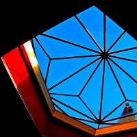 Пирамидная  стекло крыша :: Евгений БРИГ и невич