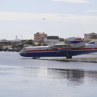 Самолёт Амфибия Бе 200 входит в воду :: Alexey YakovLev