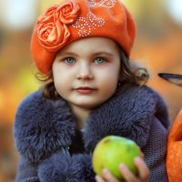 Девочка с яблоком :: Talika Talika