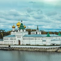 Осень -Волга.Кострома.Ипатьевский монастырь. :: юрий макаров