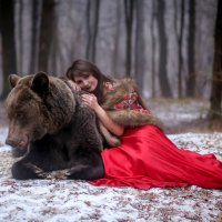 Девушка и медведь :: Наталья Сидорова