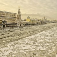 Сковало льдом Москву-реку :: Nina Karyuk