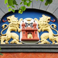 Изображение герба города на фасадах зданий. :: Liudmila LLF
