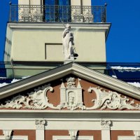 Изображение герба города на фасадах зданий. :: Liudmila LLF