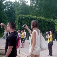 Туристы в Петергофе :: Ольга И