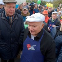 Юрий Михайлович в своё 80-летие сам купил и принял участие в посадке сотен яблонь в Коломенском! :: Алекс Ант