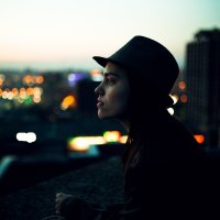 Девушка в шляпе на крыше фоне ночного города :: Lenar Abdrakhmanov