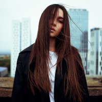 Портрет девушки с длинными волосами с ветром на крыше дома :: Lenar Abdrakhmanov