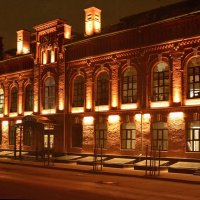 Реконструированное здание рязанской "ликёрки" при вечернем освещении :: Александр Буянов
