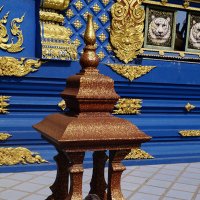 Вокру голубого храма в Чианг Рае много таких "домиков" с шариками :: Alex 