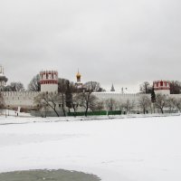 У стен Новодевичьего монастыря в Москве :: Ольга Довженко