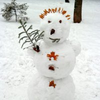 Декабрь, хмуро..Мокрый снегопад.. Но  снеговик прохожим рад... :: Андрей Заломленков