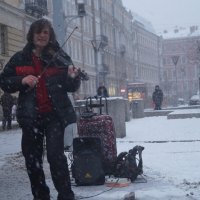 Скрипач заставил  снег кружится  (уличный музыкант) :: Серж Поветкин