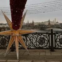 Вид с Патриаршего моста на Кремль. :: Татьяна Помогалова