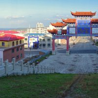 Китайская арка в городе Фуюань :: Игорь Сарапулов