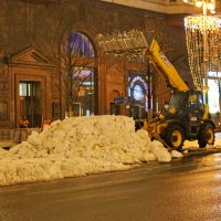 Во всей Москве - ни снежинки, а на Тверской сугроб! :: Александр Чеботарь