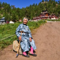92-х летная женщина идёт пешком к монастырю Улзи :: Георгий А