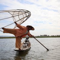 Позирующий рыбак Мьянма :: Andrey Vaganov