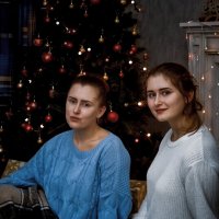 Сестрёнки... С Новым Годом! :: Геннадий Коробков
