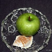 Зелёное яблоко. :: Liudmila LLF