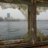 Взгляд из окна старой баржи... :: Сергей Герасимов
