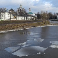 Январский ледоход, перед похоладанием и снегопадом вчера днем  в Ярославле, на Которосли :: Николай Белавин