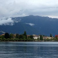 Тихая набережная с клумбами и лебедями, обалденными видами на Женевское озеро и Альпы :: Елена Павлова (Смолова)