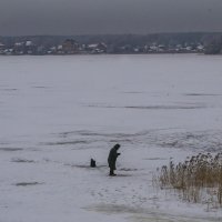 Рыбачка на озере :: Сергей Цветков