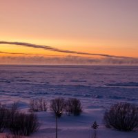 Белое море замерзает-испарение на горизонте :: Елена Кордумова