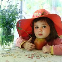 Девочка с яблоком. :: katrina 