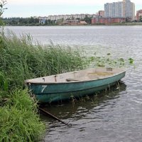 Лодка на озере :: Вера Щукина