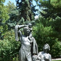 ВДНХ. Скульптура Советская семья... :: Наташа *****