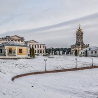 Церковь Знамения Пресвятой Богородицы в Дубровицах с 1990 г. является действующим храмом. :: Юрий Яньков
