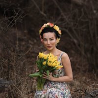 девушка с тюльпанами :: Батик Табуев