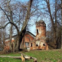 Усадьба Ольгово. Башня парадных ворот и жилой флигель :: Евгений Кочуров